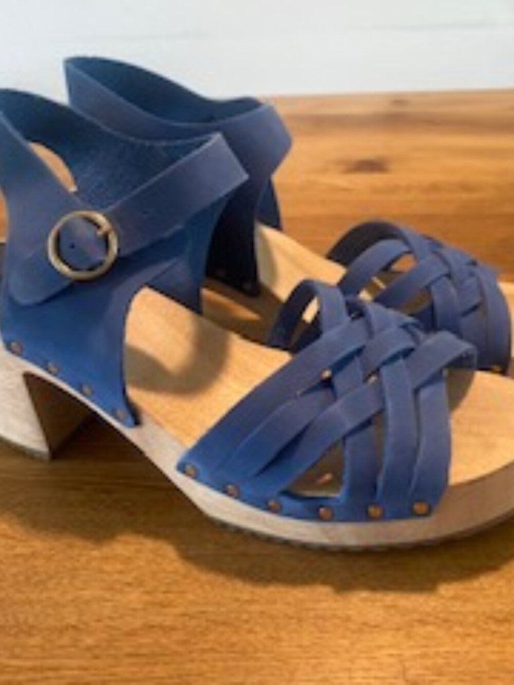 LOFT clog sandal, wooden sole in cornflower blue.